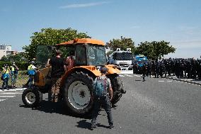 Demonstration In La Rochelle Against Mega-basins: Clashes Between Black Blocs And Police