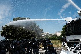 Demonstration In La Rochelle Against Mega-basins: Clashes Between Black Blocs And Police