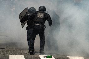 Demonstration In La Rochelle Against Mega-basins: Clashes Between Black Blocs And Police