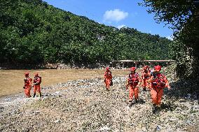 (SpotNews)CHINA-SHAANXI-ZHASHUI-BRIDGE COLLAPSE-RESCUE (CN)