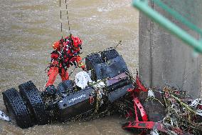 (SpotNews)CHINA-SHAANXI-ZHASHUI-BRIDGE COLLAPSE-RESCUE (CN)