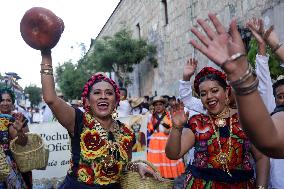 MEXICO-OAXACA-GUELAGUETZA-PARADE