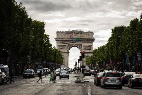 Agitos Adorns The Arc De Triomphe