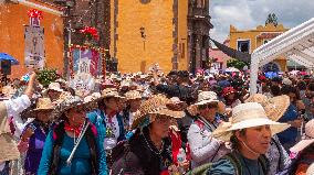 Pilgrim Women Continue Journey Heading To The Basilica Of Guadalupe