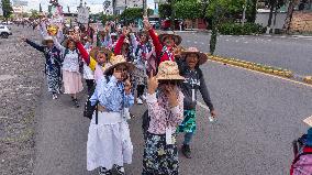 Pilgrim Women Continue Journey Heading To The Basilica Of Guadalupe