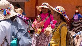 Pilgrim Women Continue Journey Heading To The Basilica Of Guadalupe