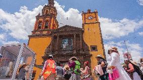 Pilgrim Women Continue Journey Heading To The Basilica Of Guadalupe