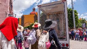 Pilgrim Women Continue Journey Heading To The Basilica Of Guadalupe