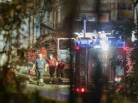 2 Dead And 13 Injured When A Balcony Collapses - Naples