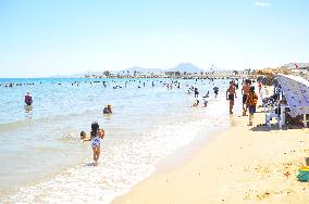 TUNISIA-BEACH-HEAT WAVE
