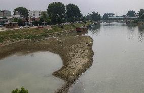 Heatwave Dries Up Kashmir's River Jhelum
