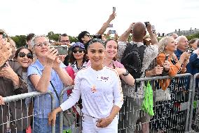 Paris 2024 - Salma Hayek Torch Relay