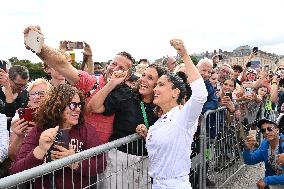 Paris 2024 - Salma Hayek Torch Relay