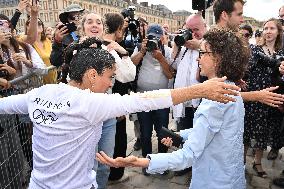 Paris 2024 - Salma Hayek Torch Relay