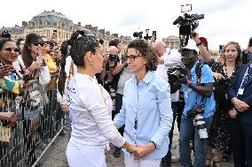 Paris 2024 - Salma Hayek Torch Relay