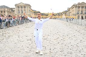 Paris 2024 - Salma Hayek Torch Relay