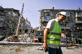 Rebuilding Zaporizhzhia apartment block hit by Russian missile