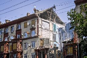 Rebuilding Zaporizhzhia apartment block hit by Russian missile