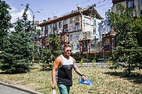 Rebuilding Zaporizhzhia apartment block hit by Russian missile