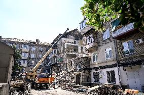 Rebuilding Zaporizhzhia apartment block hit by Russian missile