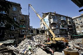 Rebuilding Zaporizhzhia apartment block hit by Russian missile