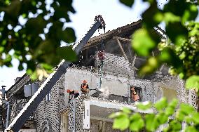 Rebuilding Zaporizhzhia apartment block hit by Russian missile