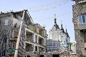 Rebuilding Zaporizhzhia apartment block hit by Russian missile