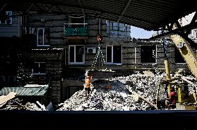 Rebuilding Zaporizhzhia apartment block hit by Russian missile