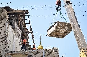 Rebuilding Zaporizhzhia apartment block hit by Russian missile