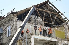 Rebuilding Zaporizhzhia apartment block hit by Russian missile