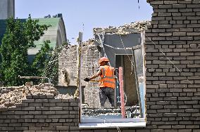 Rebuilding Zaporizhzhia apartment block hit by Russian missile