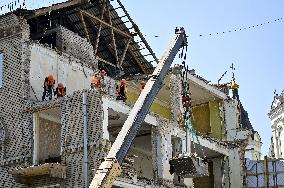 Rebuilding Zaporizhzhia apartment block hit by Russian missile