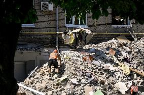 Rebuilding Zaporizhzhia apartment block hit by Russian missile