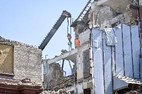 Rebuilding Zaporizhzhia apartment block hit by Russian missile