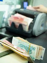 Banks Lower RMB Deposit Interest Rates