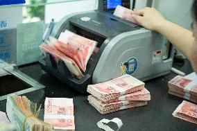 Banks Lower RMB Deposit Interest Rates