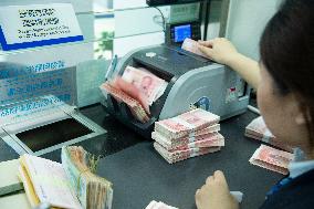 Banks Lower RMB Deposit Interest Rates