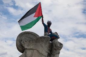 Pro-Palestinian Protest Over Netanyahu's Visit In USA