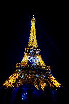 Paris 2024 - Olympic Rings On The Eiffel Tower - Paris