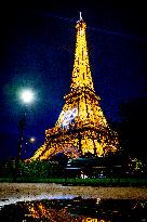Paris 2024 - Olympic Rings On The Eiffel Tower - Paris