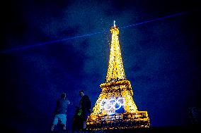 Paris 2024 - Olympic Rings On The Eiffel Tower - Paris
