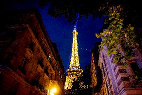 Paris 2024 - Olympic Rings On The Eiffel Tower - Paris