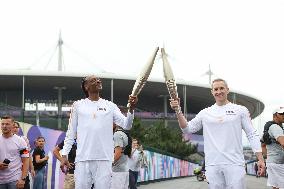 PARIS 2024 - Olympic Torch flame bearer Snoop Dog in Saint Denis - Bela