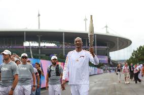 PARIS 2024 - Olympic Torch flame bearer Snoop Dog in Saint Denis - Bela