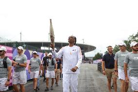 PARIS 2024 - Olympic Torch flame bearer Snoop Dog in Saint Denis - Bela