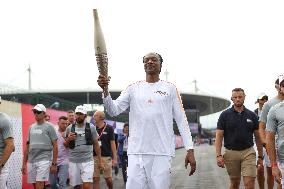 PARIS 2024 - Olympic Torch flame bearer Snoop Dog in Saint Denis - Bela