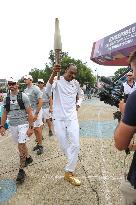 PARIS 2024 - Olympic Torch flame bearer Snoop Dog in Saint Denis - Bela