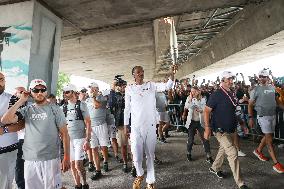 PARIS 2024 - Olympic Torch flame bearer Snoop Dog in Saint Denis - Bela