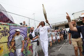 PARIS 2024 - Olympic Torch flame bearer Snoop Dog in Saint Denis - Bela