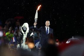 Paris 2024 - Zinedine Zidane And Rafael Nadal Carrie The Flame